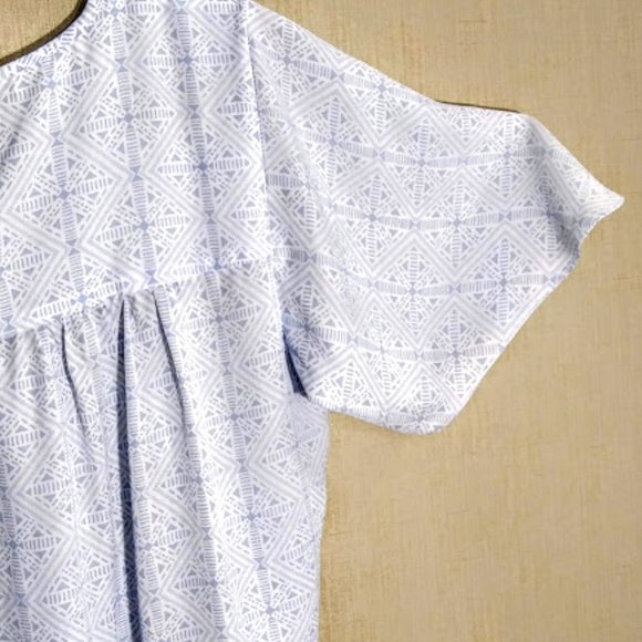 *SMOCKED TOP*BLUE GEOMETRIC PRINT*FLUTTER SLEEVES*WOMEN PETITE LARGE - Picture 9 of 10